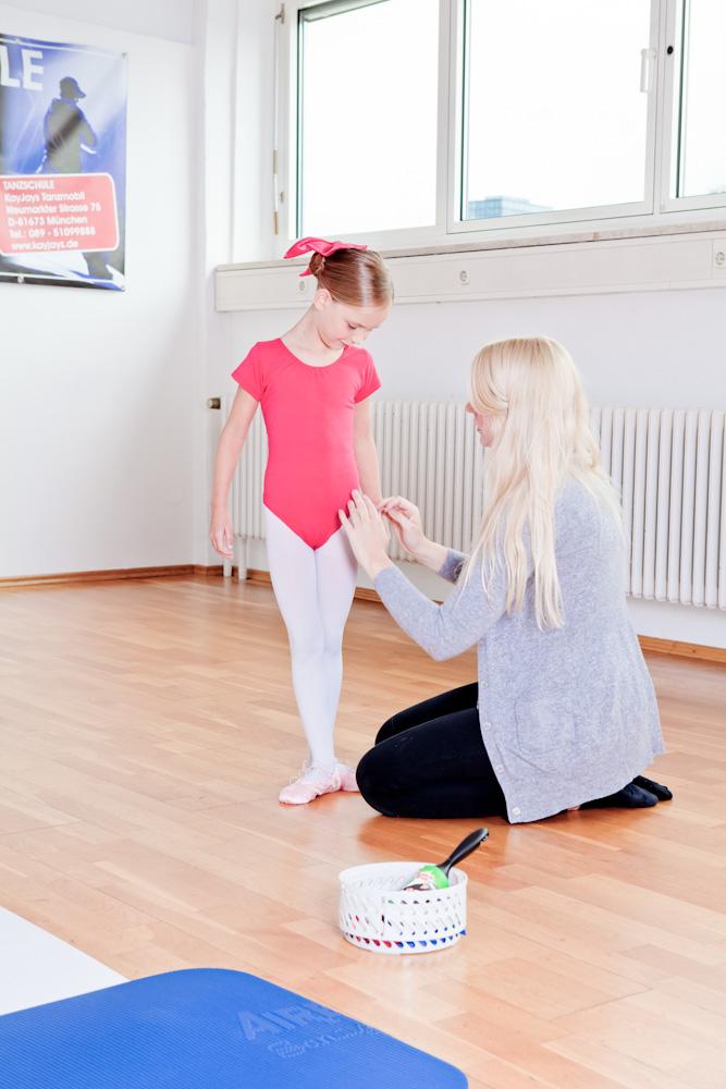 Ballettfrisuren und andere letzte Handgriffe vor der ersten Ballettstunde